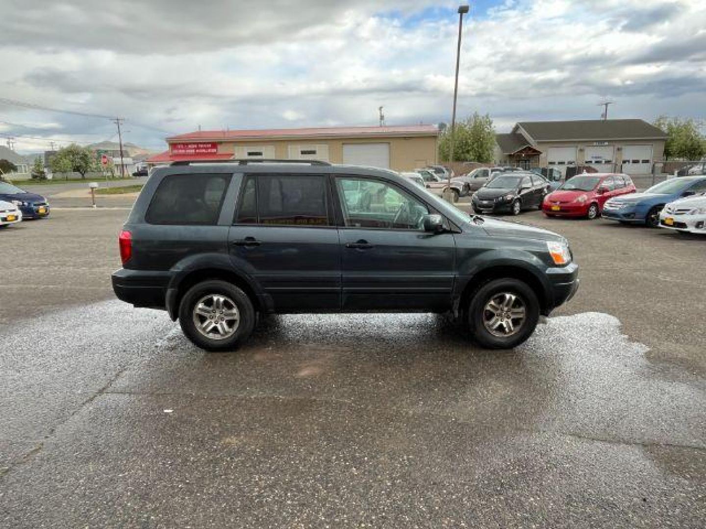 2004 Honda Pilot EX w/ Leather (2HKYF18584H) with an 3.5L V6 SOHC 24V engine, 5-Speed Automatic transmission, located at 1821 N Montana Ave., Helena, MT, 59601, 0.000000, 0.000000 - Photo#1