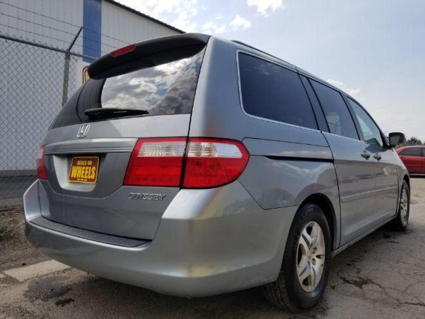 2005 Honda Odyssey EX w/ Leather DVD (5FNRL38735B) with an 3.5L V6 SOHC 24V engine, 5-Speed Automatic transmission, located at 601 E. Idaho St., Kalispell, MT, 59901, 0.000000, 0.000000 - Photo#4