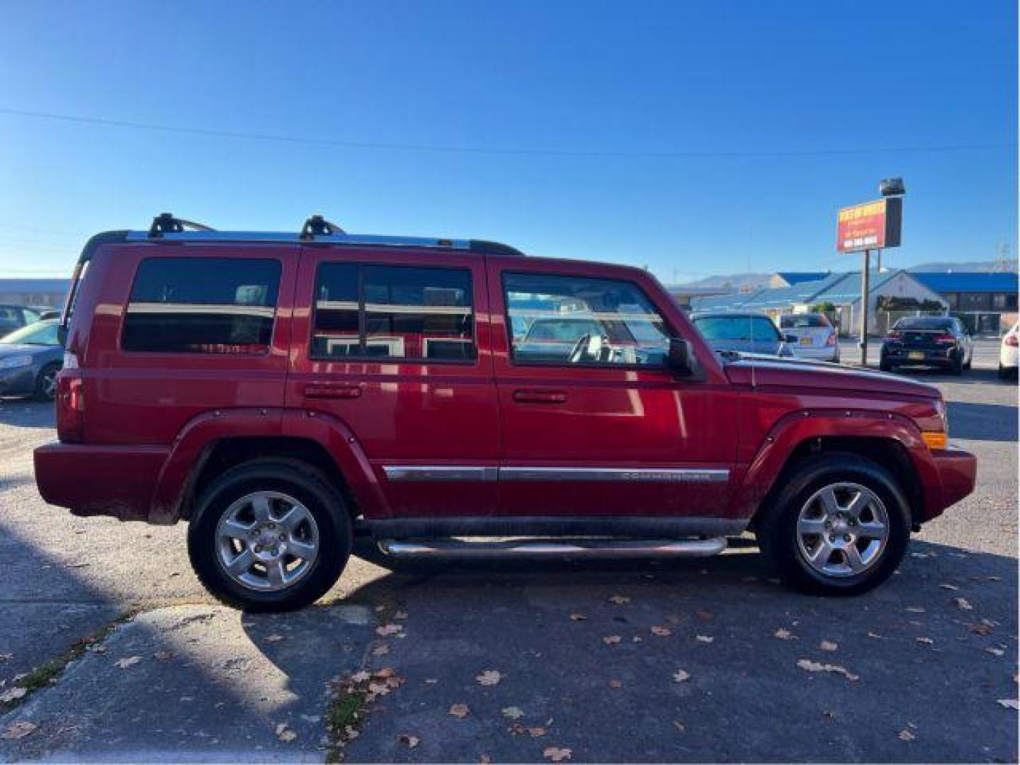 2006 Jeep Commander Limited 4WD (1J8HG58276C) with an 5.7L V8 OHV 16V engine, 5-Speed Automatic transmission, located at 601 E. Idaho St., Kalispell, MT, 59901, 0.000000, 0.000000 - Photo#5