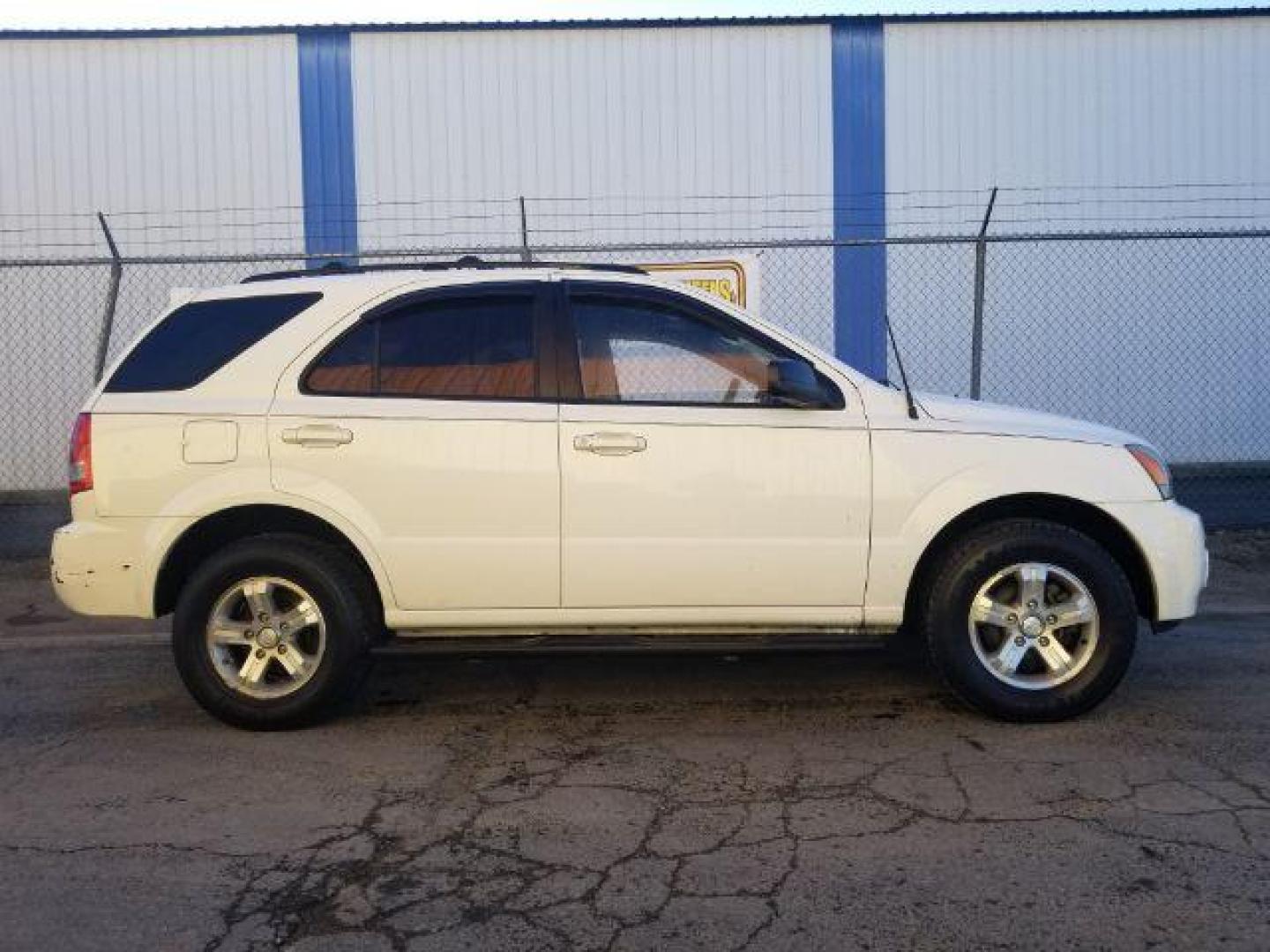 2006 Kia Sorento LX 4WD (KNDJC733865) with an 3.5L V6 DOHC 16V engine, located at 601 E. Idaho St., Kalispell, MT, 59901, 0.000000, 0.000000 - Photo#3