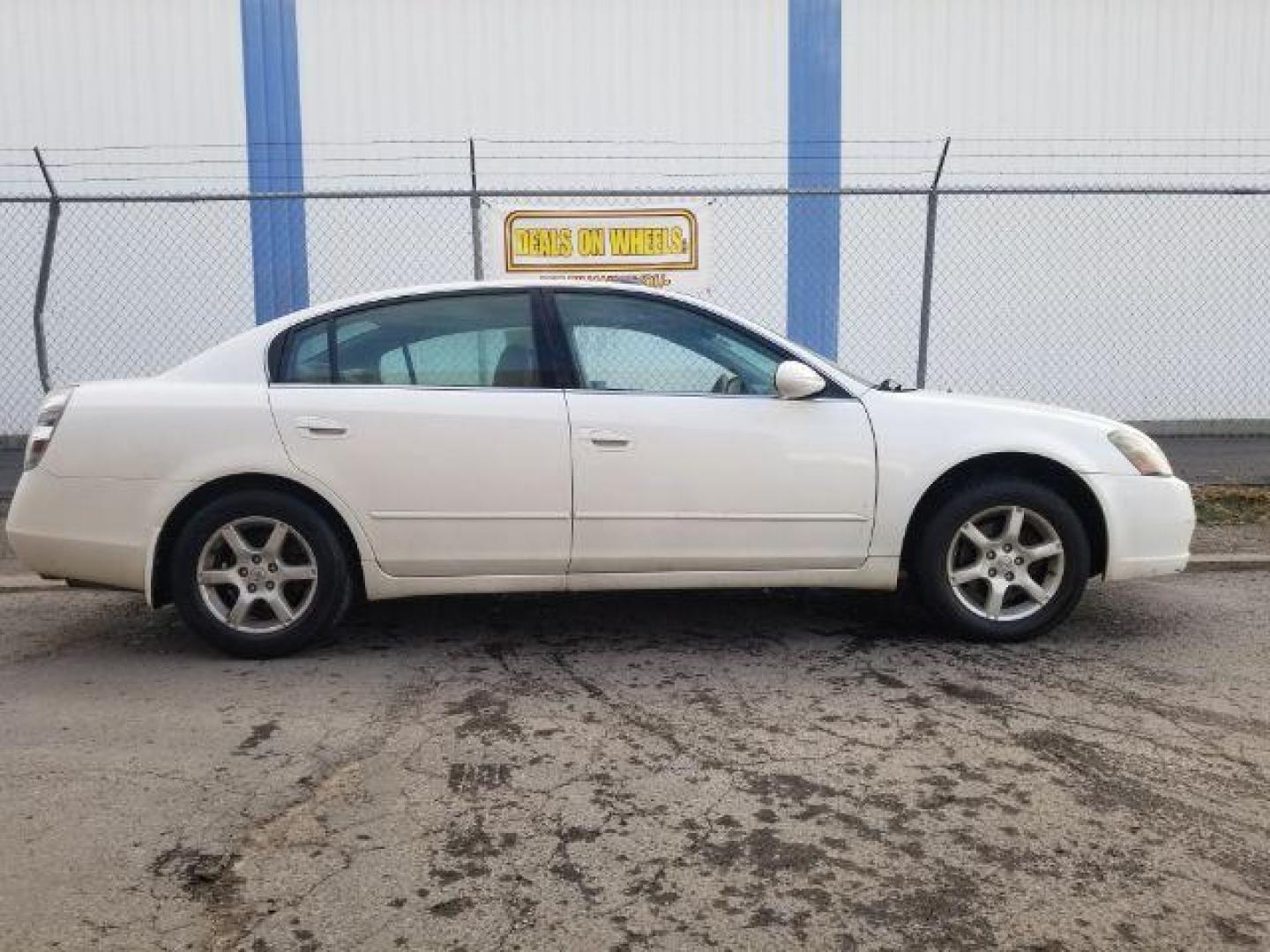 2006 Nissan Altima 3.5 SE (1N4BL11D46N) with an 3.5L V6 DOHC 24V engine, located at 601 E. Idaho St., Kalispell, MT, 59901, 0.000000, 0.000000 - Photo#3