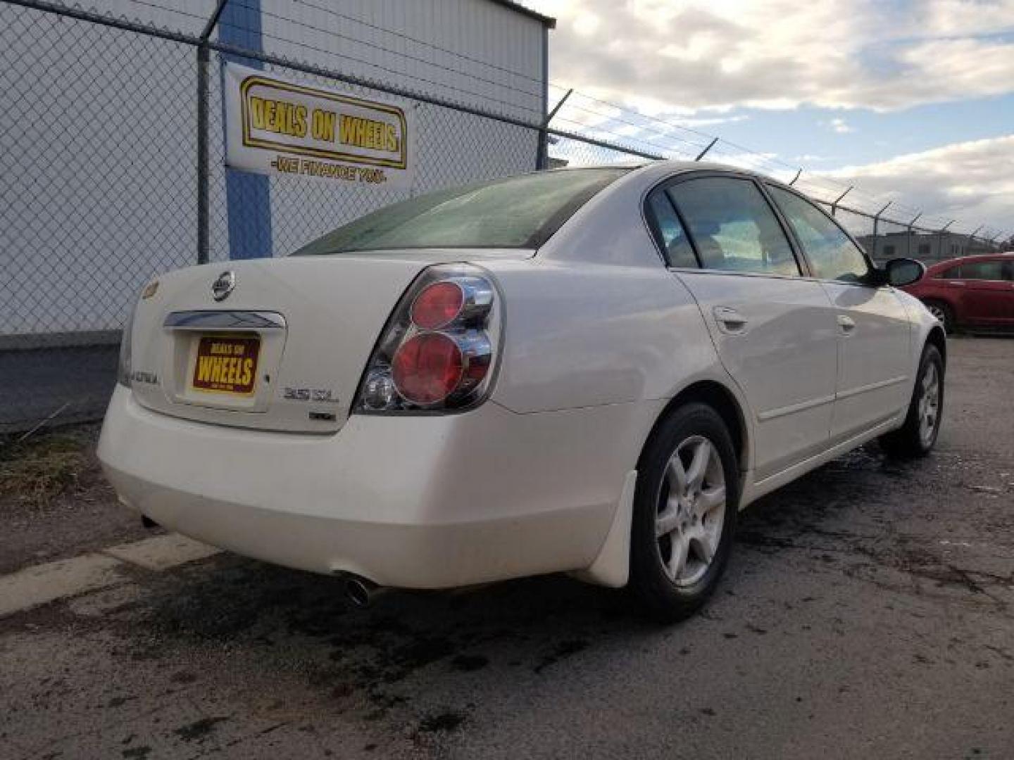 2006 Nissan Altima 3.5 SE (1N4BL11D46N) with an 3.5L V6 DOHC 24V engine, located at 601 E. Idaho St., Kalispell, MT, 59901, 0.000000, 0.000000 - Photo#4