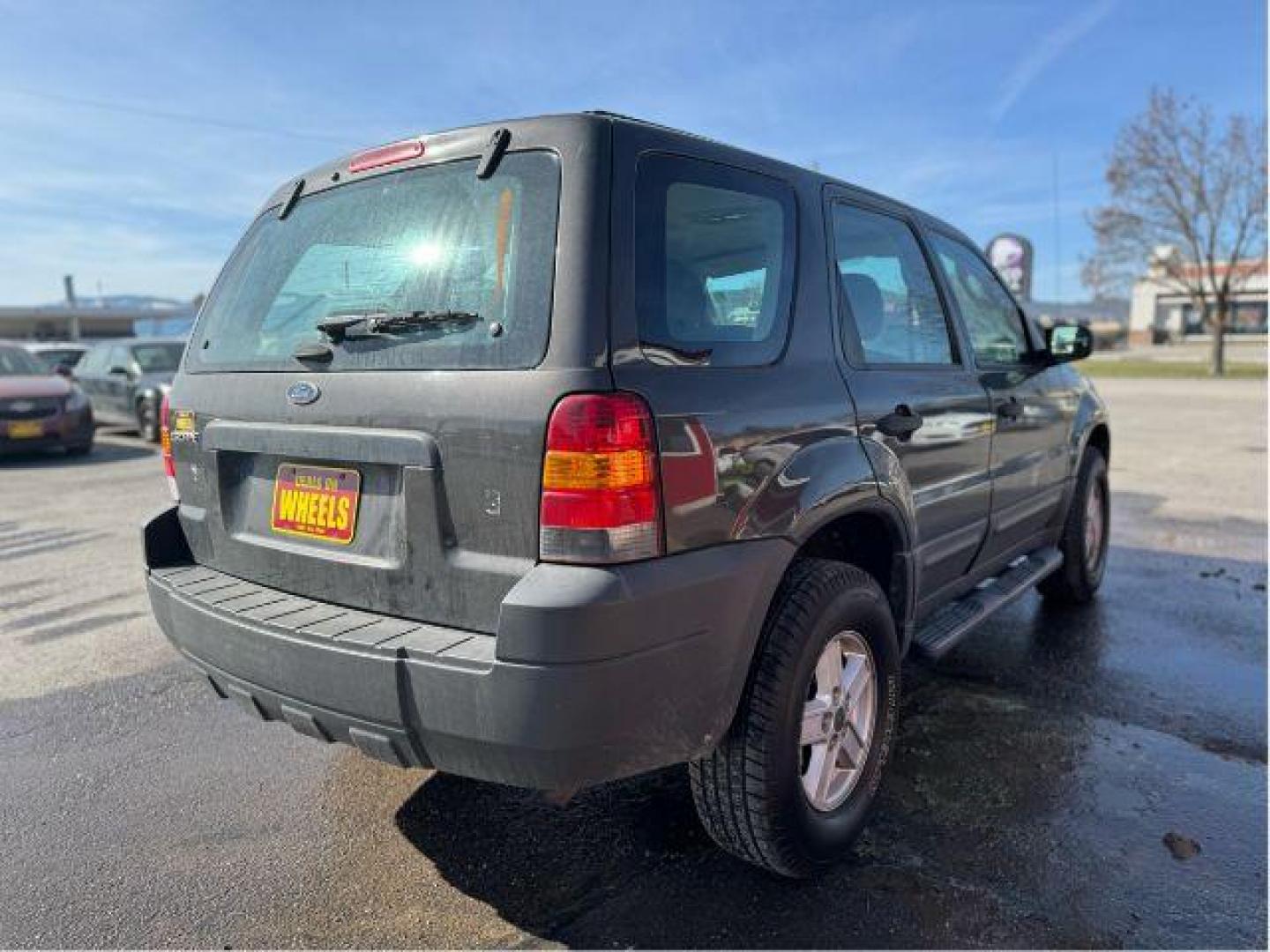 2007 Tungsten Grey Metallic Ford Escape XLS 4WD (1FMCU92Z87K) with an 2.3L L4 DOHC 16V engine, 4-Speed Automatic transmission, located at 601 E. Idaho St., Kalispell, MT, 59901, 0.000000, 0.000000 - Photo#2