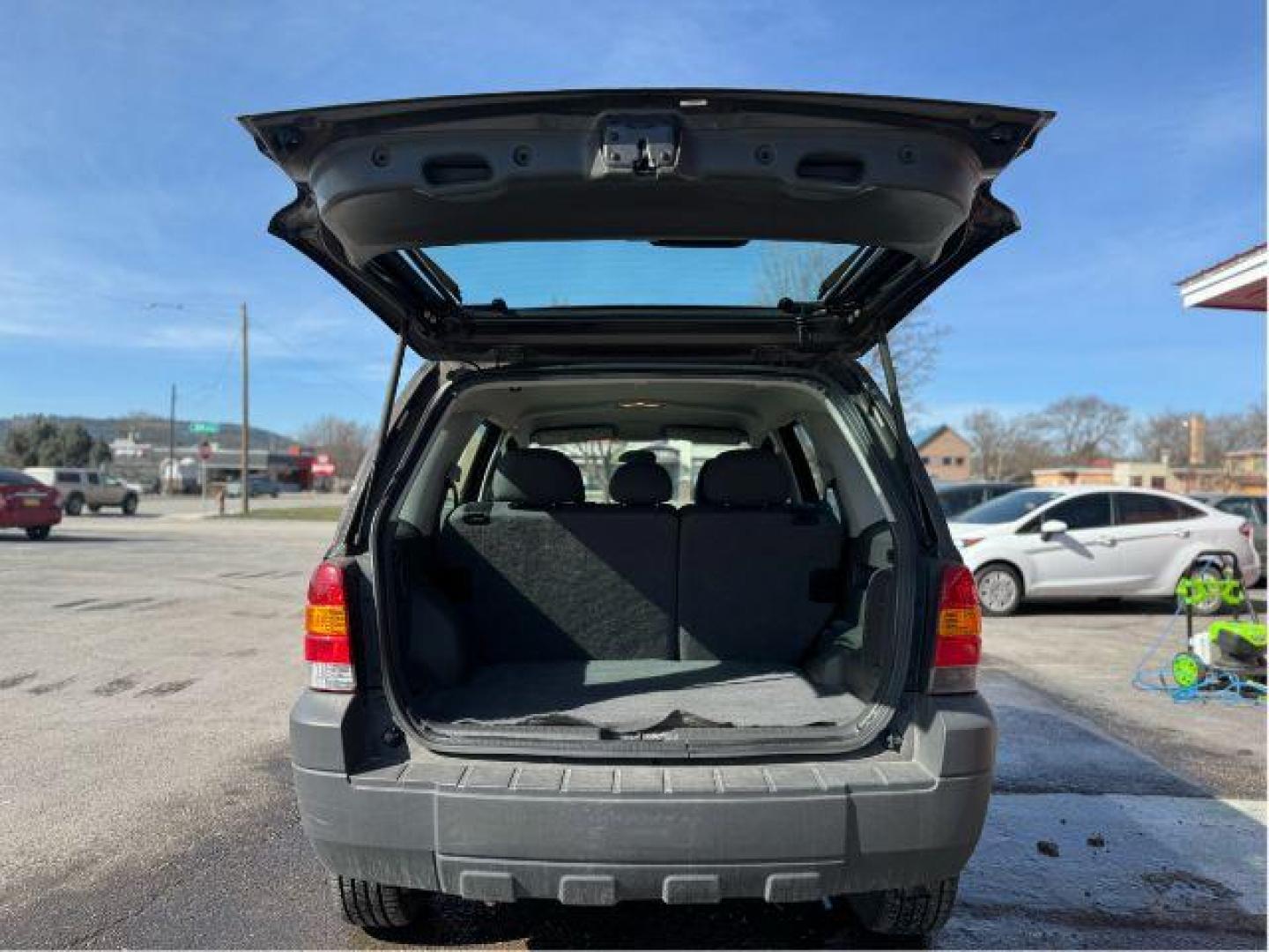 2007 Tungsten Grey Metallic Ford Escape XLS 4WD (1FMCU92Z87K) with an 2.3L L4 DOHC 16V engine, 4-Speed Automatic transmission, located at 601 E. Idaho St., Kalispell, MT, 59901, 0.000000, 0.000000 - Photo#5