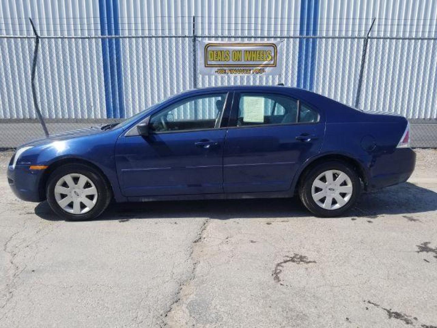 2007 Ford Fusion S (3FAHP06Z97R) with an 2.3L L4 DOHC 16V engine, located at 601 E. Idaho St., Kalispell, MT, 59901, 0.000000, 0.000000 - Photo#2