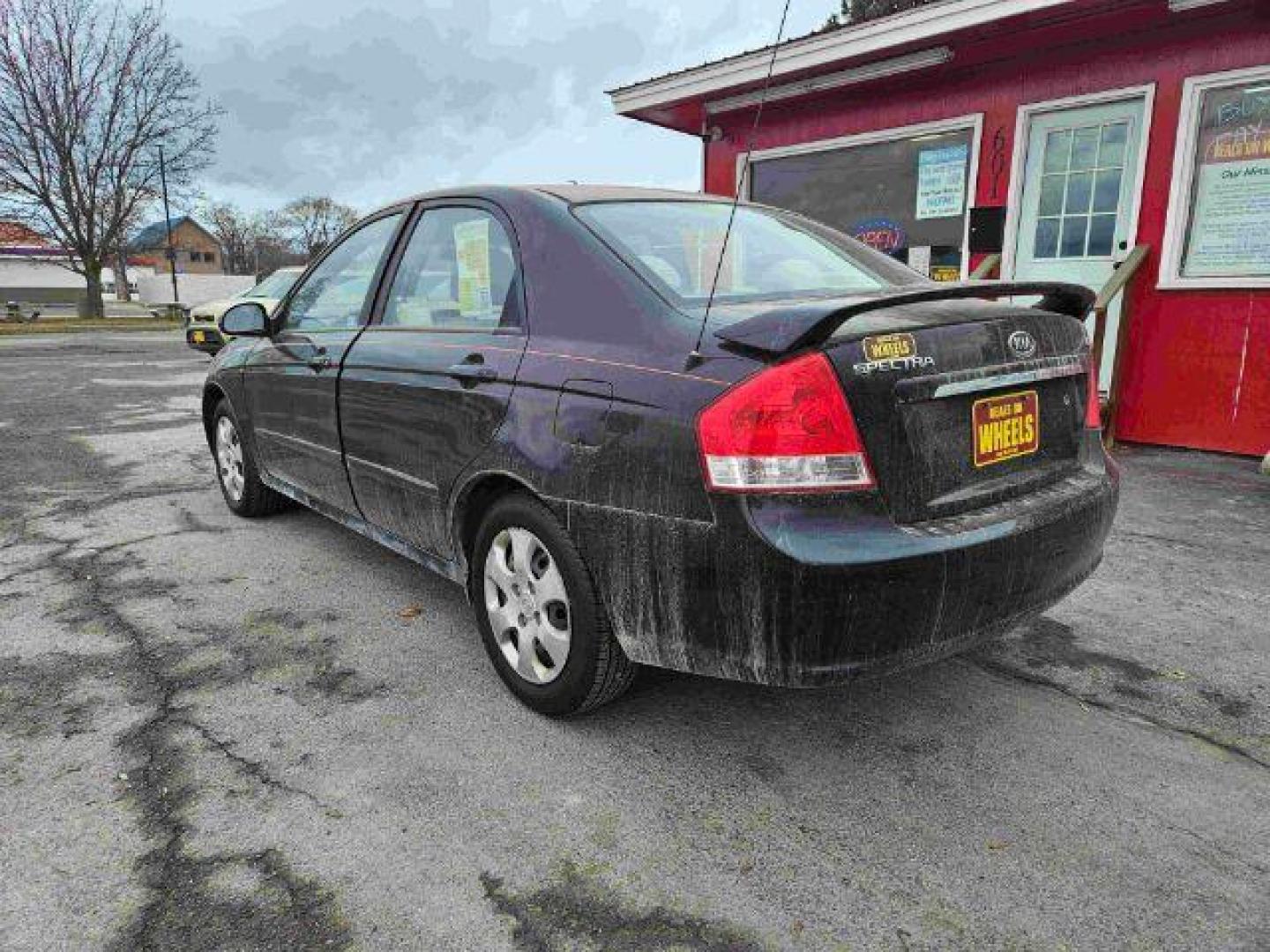 2007 Kia Spectra EX (KNAFE122675) with an 2.0L L4 DOHC 16V engine, located at 601 E. Idaho St., Kalispell, MT, 59901, 0.000000, 0.000000 - Photo#2