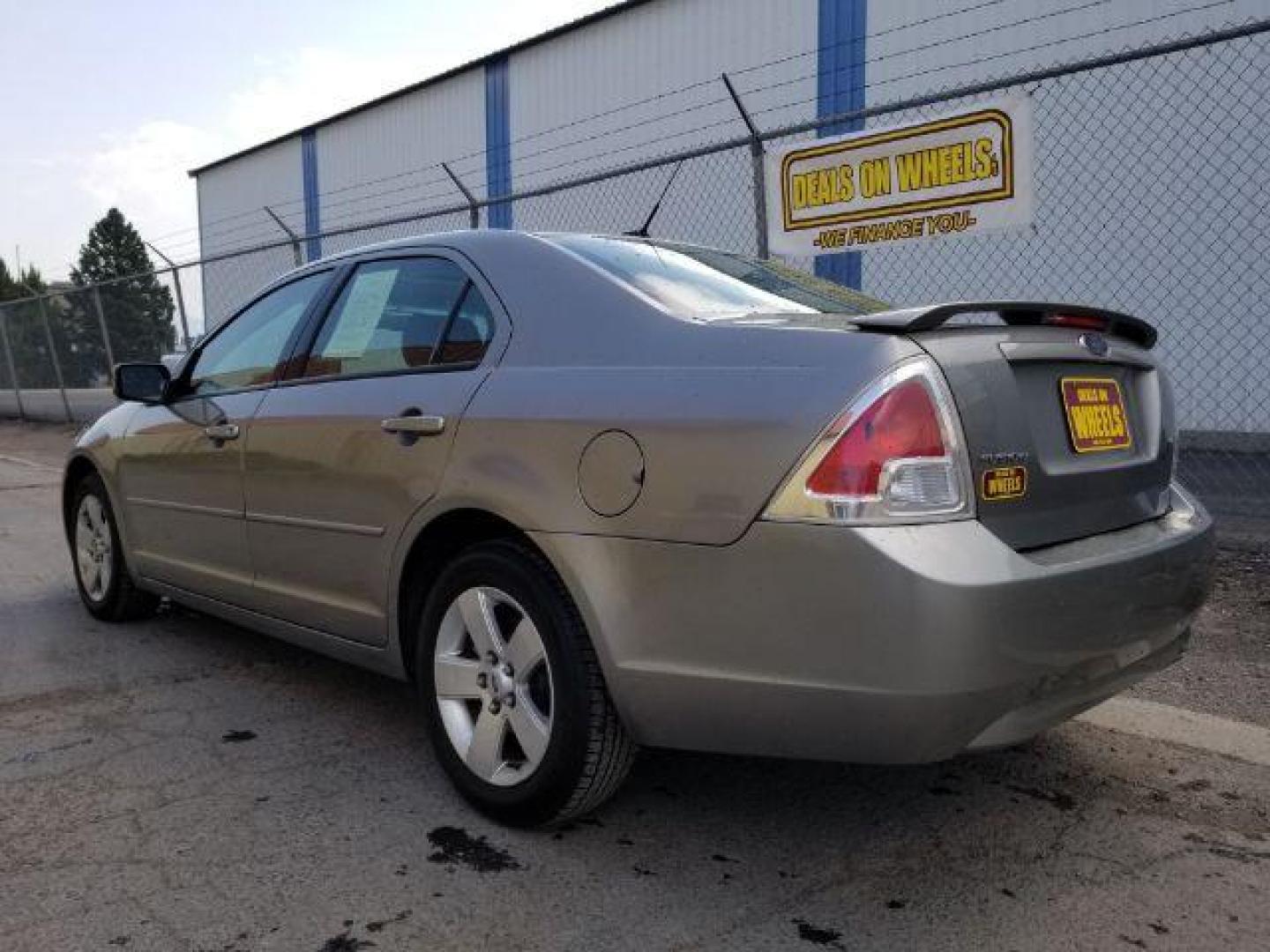 2008 Ford Fusion SE (3FAHP07Z48R) with an 2.3L L4 DOHC 16V engine, located at 601 E. Idaho St., Kalispell, MT, 59901, 0.000000, 0.000000 - Photo#3