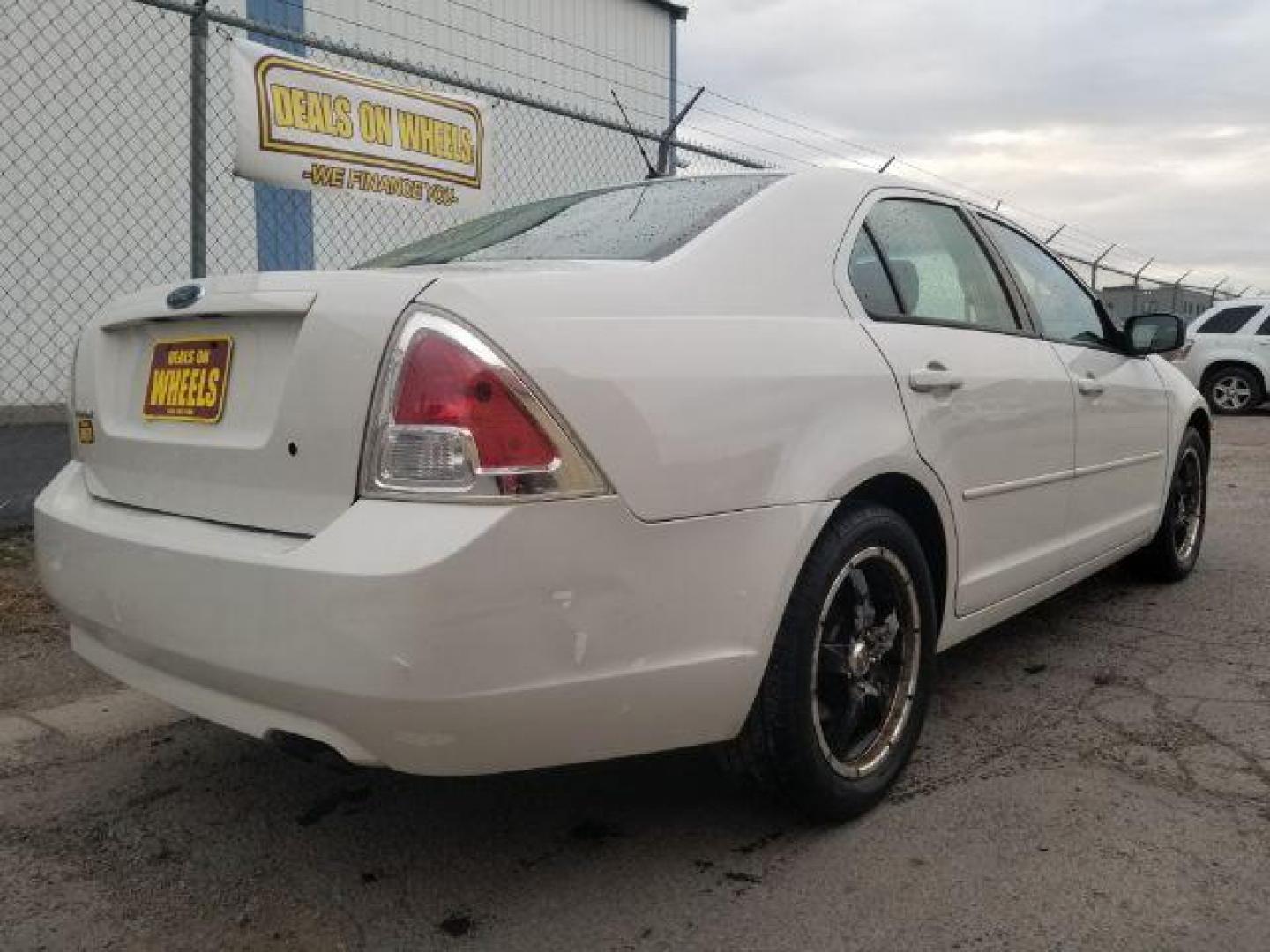 2008 Ford Fusion S (3FAHP06Z58R) with an 2.3L L4 DOHC 16V engine, located at 601 E. Idaho St., Kalispell, MT, 59901, 0.000000, 0.000000 - Photo#4