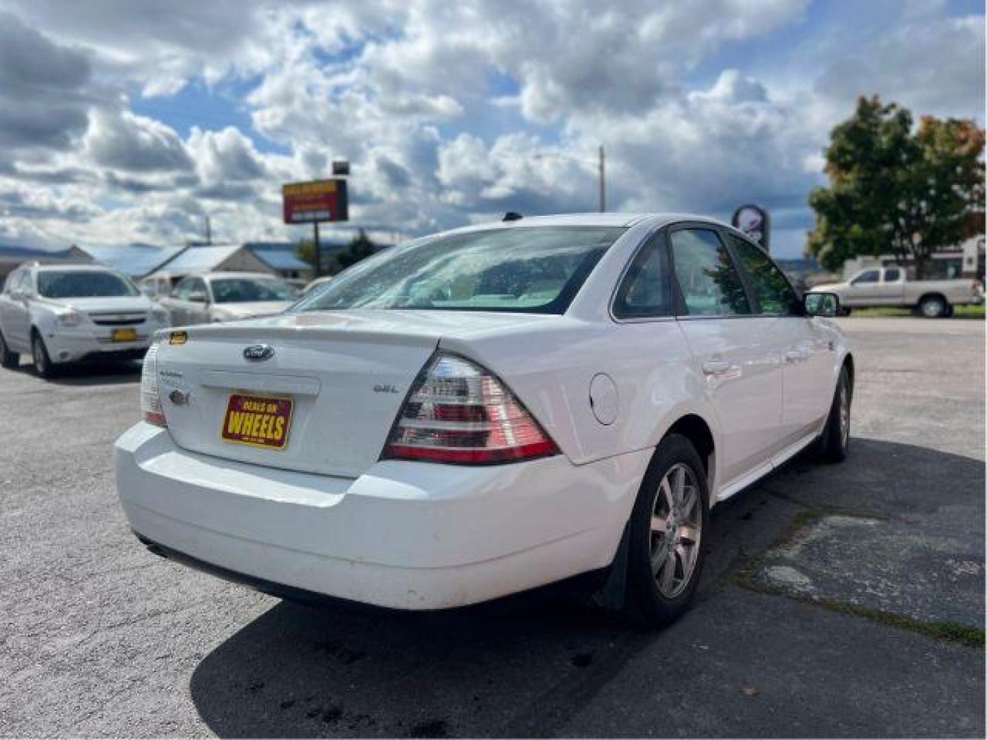 2008 Ford Taurus SEL (1FAHP24W48G) with an 3.5L V6 DOHC 24V engine, 6-Speed Automatic transmission, located at 601 E. Idaho St., Kalispell, MT, 59901, 0.000000, 0.000000 - Photo#4