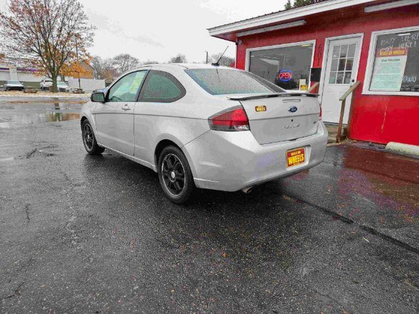 2009 Ford Focus SE Coupe (1FAHP32N39W) with an 2.0L L4 DOHC 16V engine, located at 601 E. Idaho St., Kalispell, MT, 59901, 0.000000, 0.000000 - Photo#2