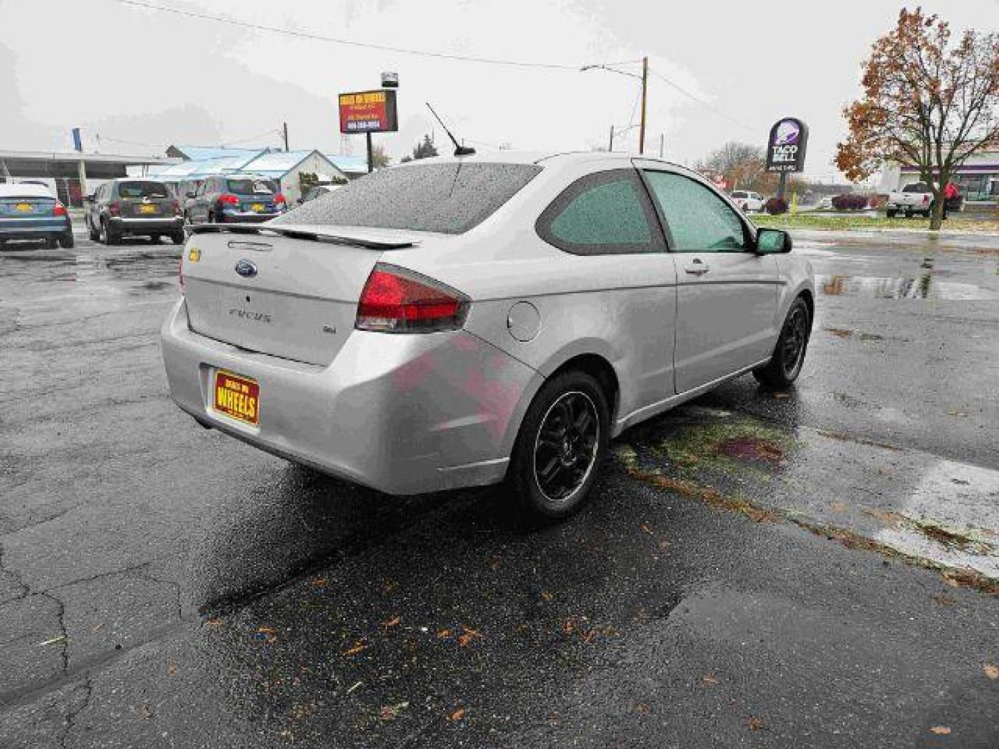 2009 Ford Focus SE Coupe (1FAHP32N39W) with an 2.0L L4 DOHC 16V engine, located at 601 E. Idaho St., Kalispell, MT, 59901, 0.000000, 0.000000 - Photo#4