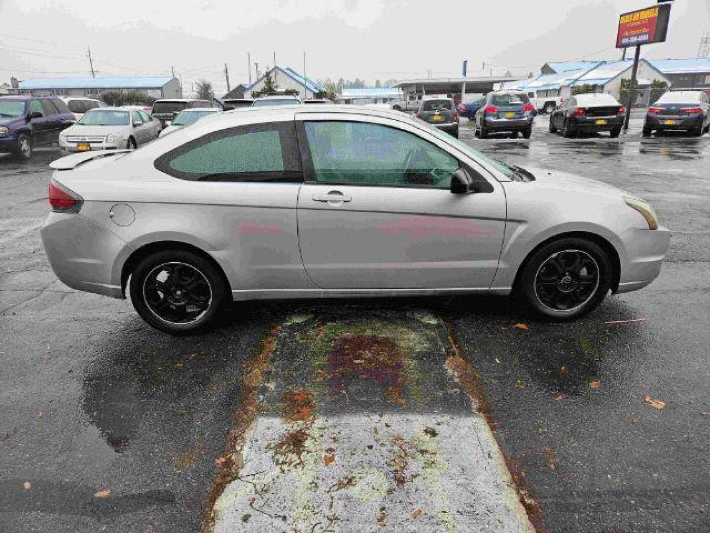 2009 Ford Focus SE Coupe (1FAHP32N39W) with an 2.0L L4 DOHC 16V engine, located at 601 E. Idaho St., Kalispell, MT, 59901, 0.000000, 0.000000 - Photo#5