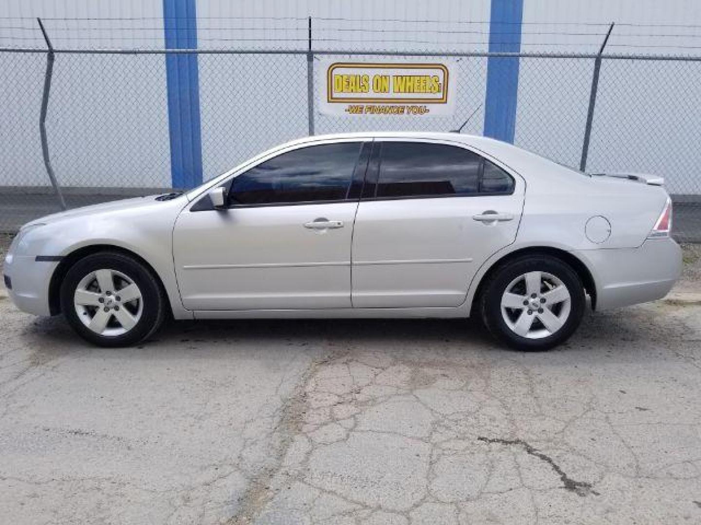 2009 Ford Fusion I4 SE (3FAHP07Z19R) with an 2.3L L4 DOHC 16V engine, located at 4801 10th Ave S,, Great Falls, MT, 59405, (406) 564-1505, 0.000000, 0.000000 - Photo#2