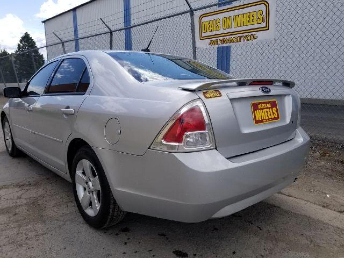 2009 Ford Fusion I4 SE (3FAHP07Z19R) with an 2.3L L4 DOHC 16V engine, located at 4801 10th Ave S,, Great Falls, MT, 59405, (406) 564-1505, 0.000000, 0.000000 - Photo#3