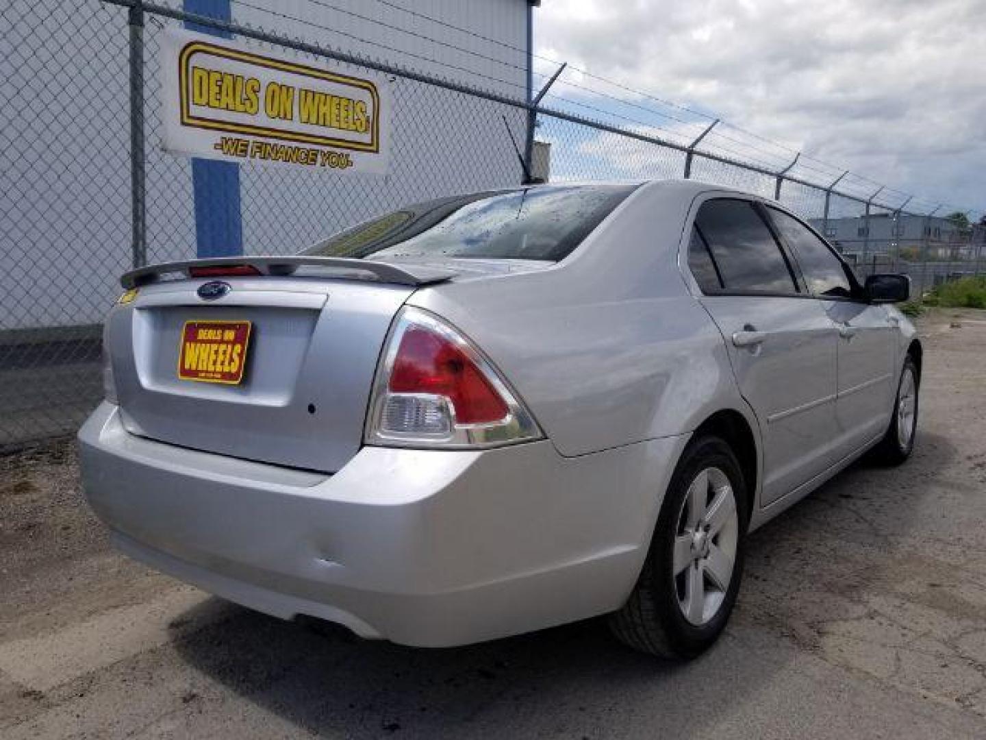 2009 Ford Fusion I4 SE (3FAHP07Z19R) with an 2.3L L4 DOHC 16V engine, located at 4801 10th Ave S,, Great Falls, MT, 59405, (406) 564-1505, 0.000000, 0.000000 - Photo#4