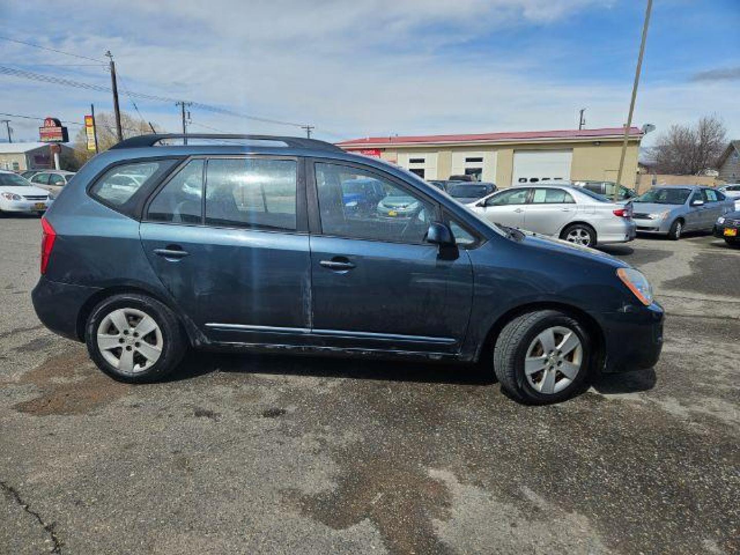 2009 Kia Rondo LX (KNAFG529097) with an 2.4L L4 DOHC 16V engine, 4-Speed Automatic transmission, located at 1821 N Montana Ave., Helena, MT, 59601, 0.000000, 0.000000 - Photo#2