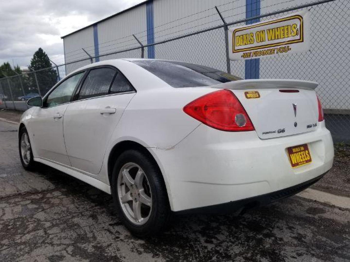 2009 Pontiac G6 Sedan (1G2ZJ57K694) with an 3.5L V6 OHV 12V engine, 4-Speed Automatic transmission, located at 601 E. Idaho St., Kalispell, MT, 59901, 0.000000, 0.000000 - Photo#3