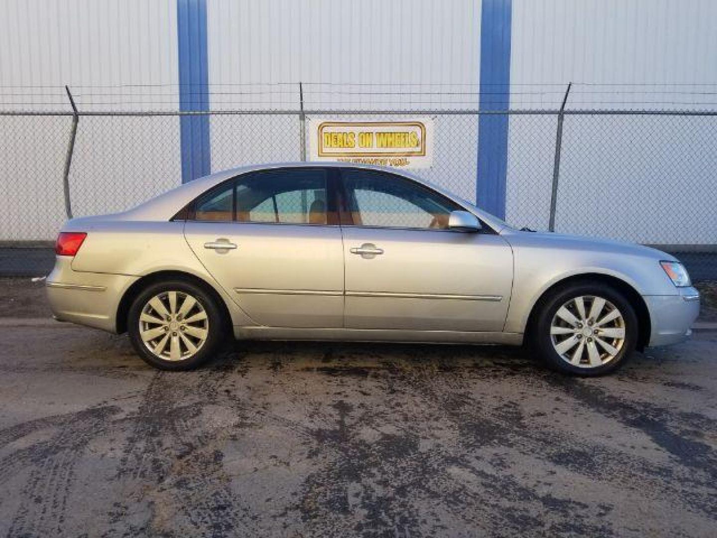 2010 Hyundai Sonata Limited V6 (5NPEU4AF1AH) with an 3.3L V6 DOHC 24V engine, 5-Speed Automatic transmission, located at 4801 10th Ave S,, Great Falls, MT, 59405, (406) 564-1505, 0.000000, 0.000000 - Photo#3