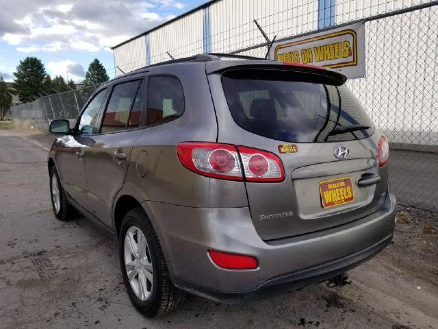 2012 Hyundai Santa Fe SE 3.5 4WD (5XYZHDAG9CG) with an 3.5L V6 DOHC 24V engine, 6-Speed Automatic transmission, located at 601 E. Idaho St., Kalispell, MT, 59901, 0.000000, 0.000000 - Photo#3