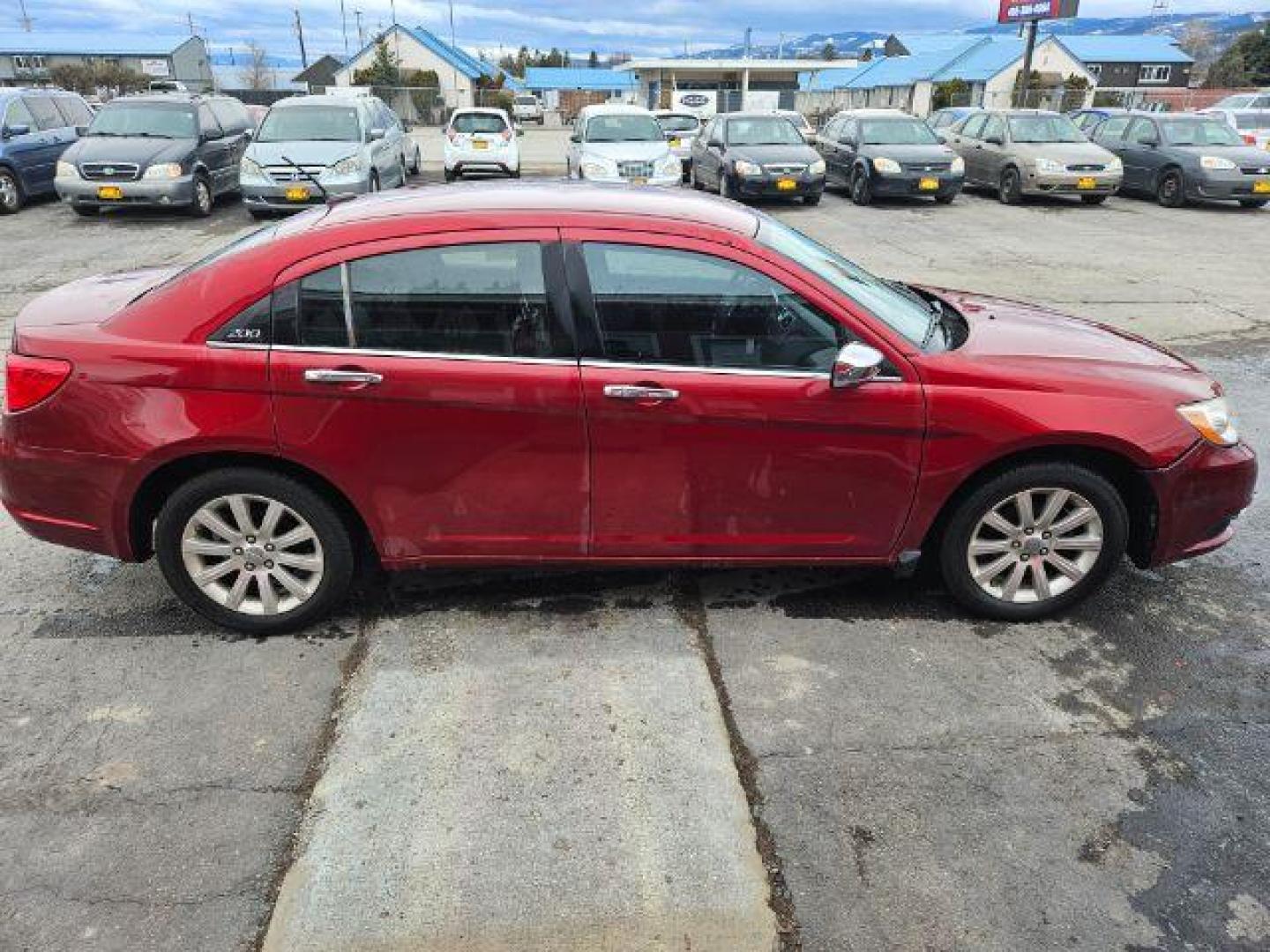 2013 Chrysler 200 Limited (1C3CCBCG7DN) with an 3.6L V6 DOHC 24V FFV engine, 6-Speed Automatic transmission, located at 601 E. Idaho St., Kalispell, MT, 59901, 0.000000, 0.000000 - Photo#5