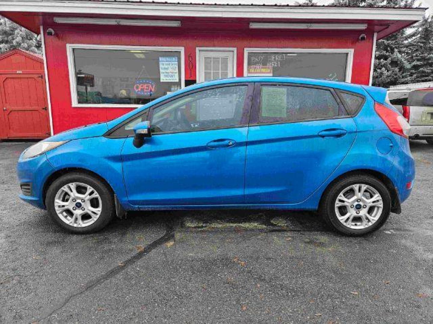 2015 Ford Fiesta SE Hatchback (3FADP4EJ6FM) with an 1.6L L4 DOHC 16V engine, located at 601 E. Idaho St., Kalispell, MT, 59901, 0.000000, 0.000000 - Photo#1